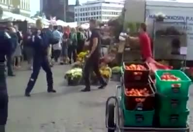 Четирима полицаи срещу едър мъжага ( смях )