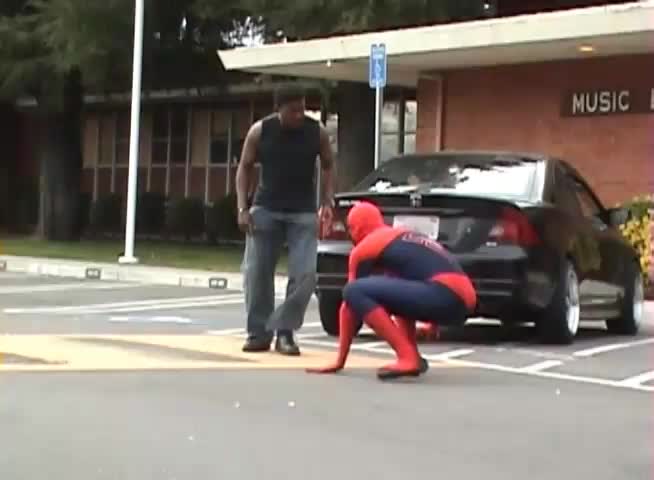 Spiderman спасява момиче от бой ..!