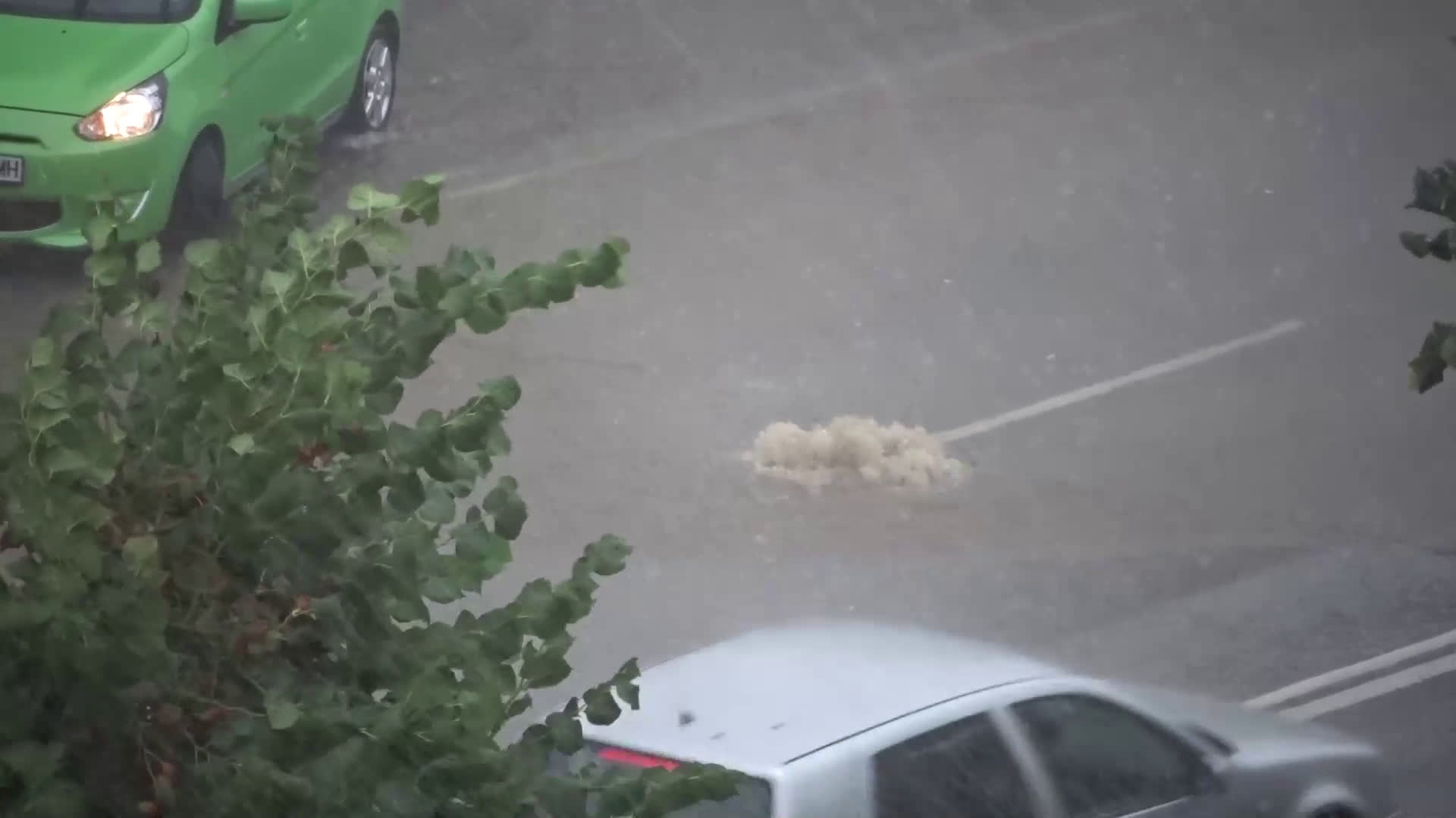 Пороен дъжд наводни улиците на Благоевград (ВИДЕО+СНИМКИ)