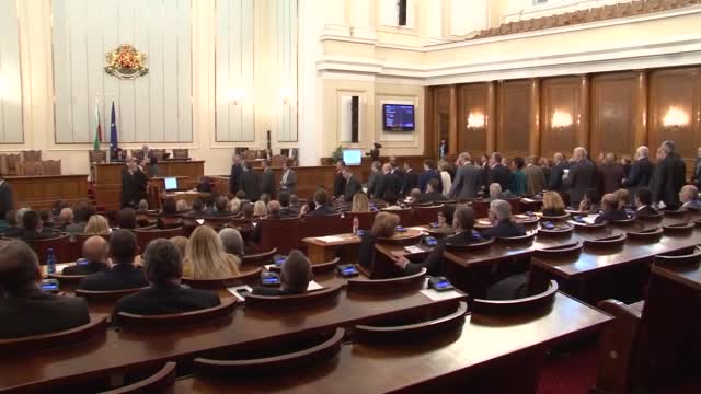 Изгониха Корнелия Нинова от заседанието на парламента