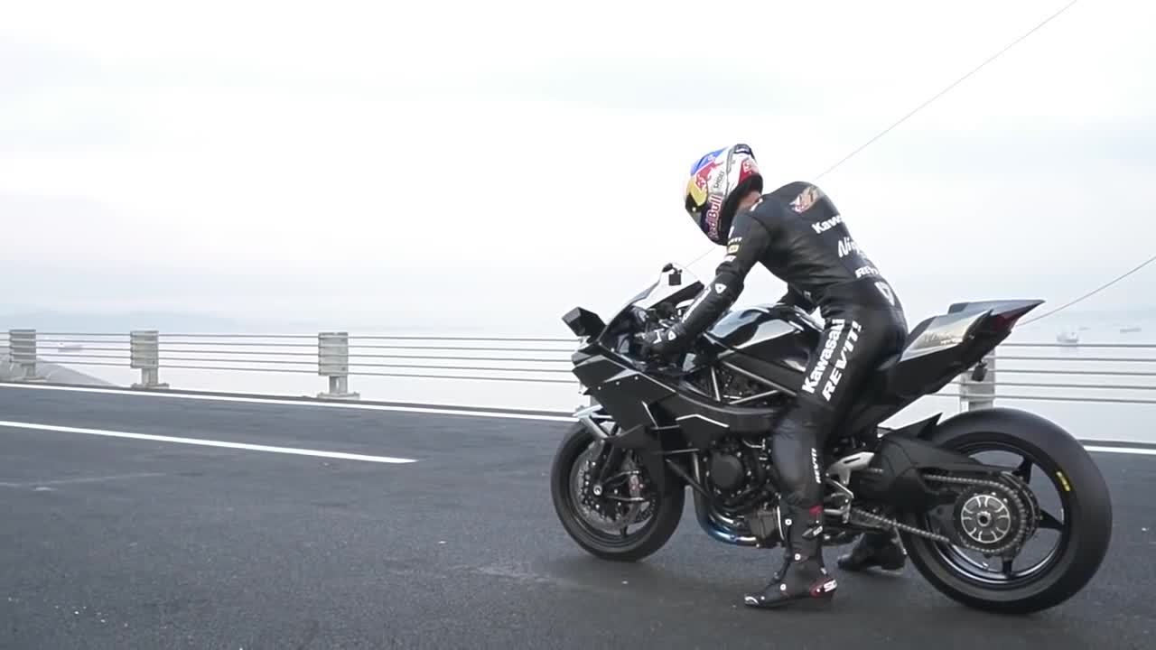 Световен рекорд! Спортист закова 400км / час за 26 секунди на мост с Kawasaki Ninja H2r