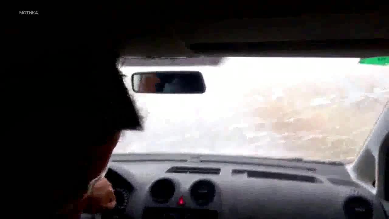 Шофьор попада на огромни топки град