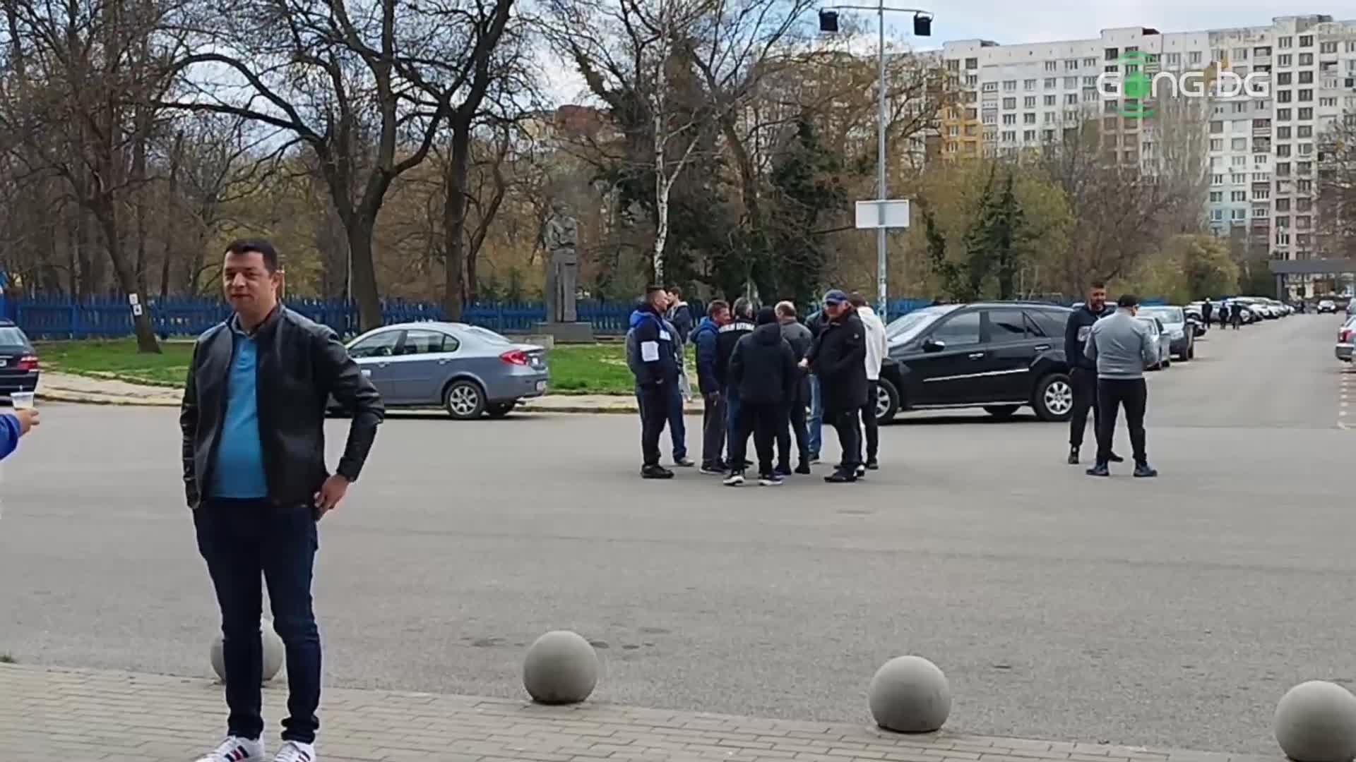 Гугутката и част от феновете на Левски се събират пред сектор "А"