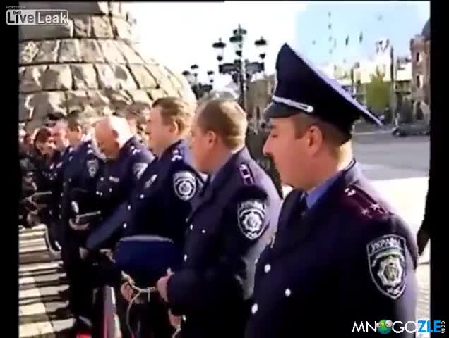 С М Я Х ! Ето така се ръси полицията