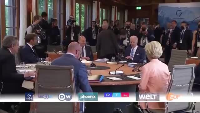 Лидерите на Г-7 се шегуват с Путин