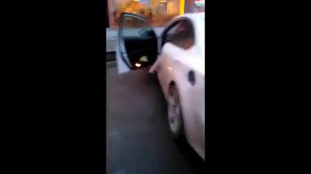 Агресивна жена шофьор срещу мъжа, който просто спря на светофар