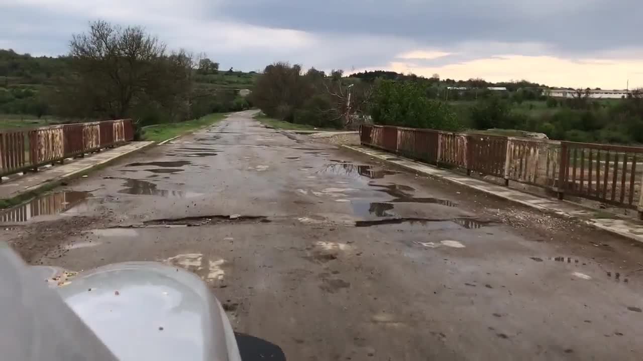 Дупки по улиците на село Ъглен