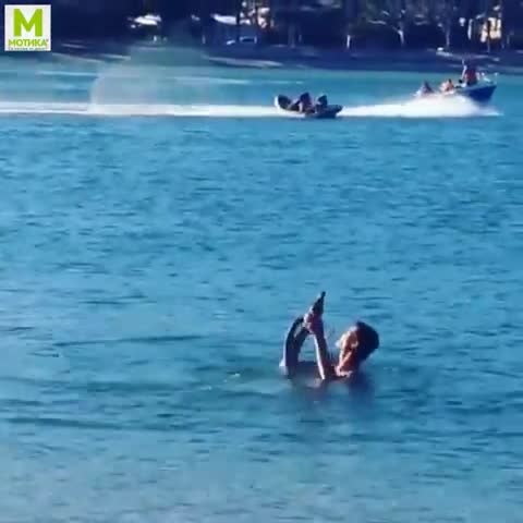 Екстремна забава в морето с бирата и жената !