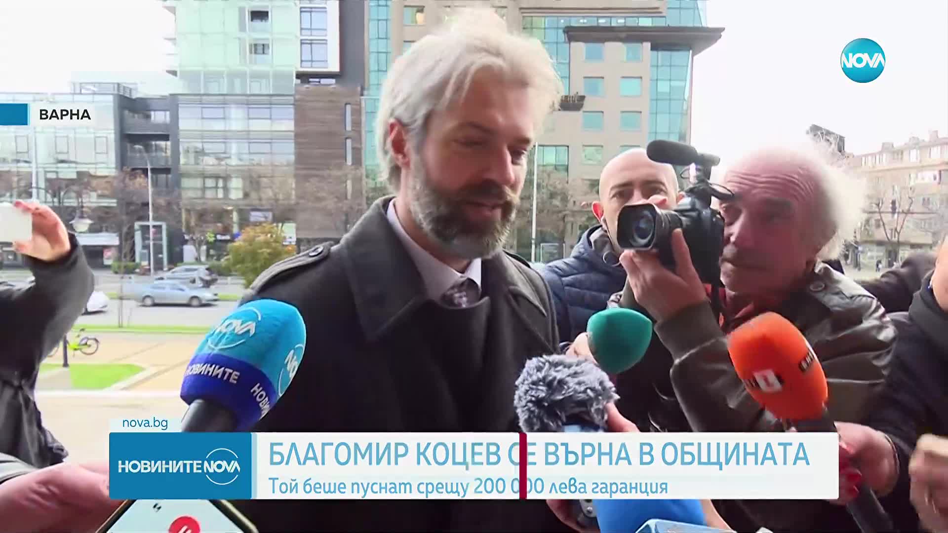 Демонстранти скандират в центъра на Варна