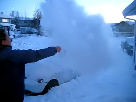 Жена хвърля чаша вряла вода при - 30c градуса