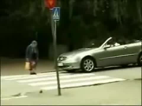 (СМЯХ) Какво Се Случва, Когато Шофьор Ядоса Бабка?!