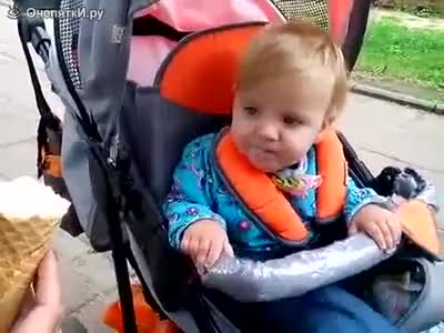 Реакцията на малко дете за първи път опитващо сладолед