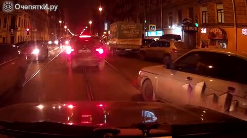 Руски шофьор с Лада благодари по оригинален начин на колега за отстъпено предимство !