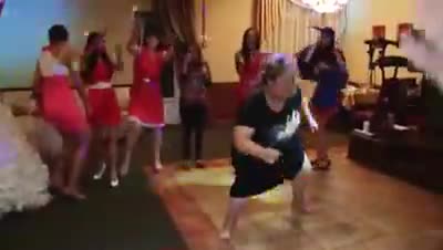Един безумен танц с една безумна Бабичка!