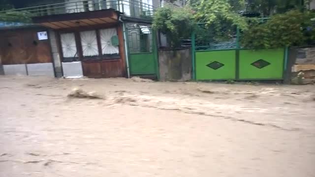 Наводнения и в Троян, евакуираха 6-членно семейство-2