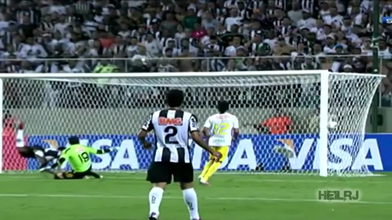 Ronaldinho отново показва великите си умения