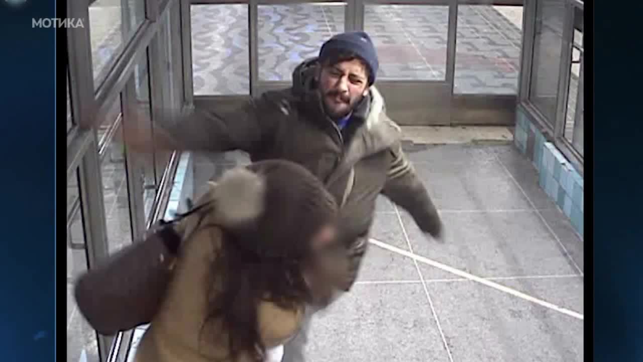 Джебчия удря жена с деца, която се опита да го спре !