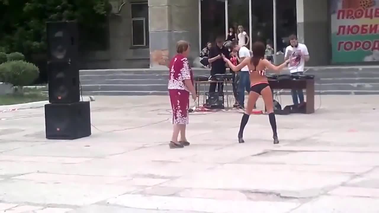 Баба и млада дама в танцова закачка