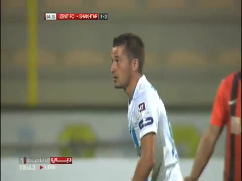 Съдията спъва футболист !