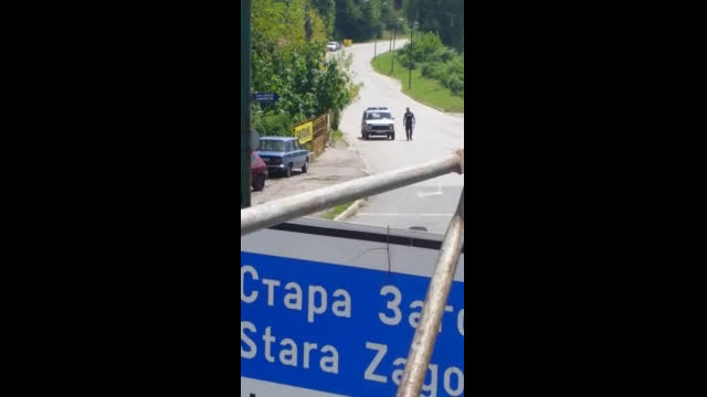 Патрулка спира на автобусна спирка