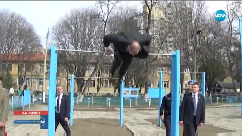 Румен Радев демонстрира, че е в добра форма