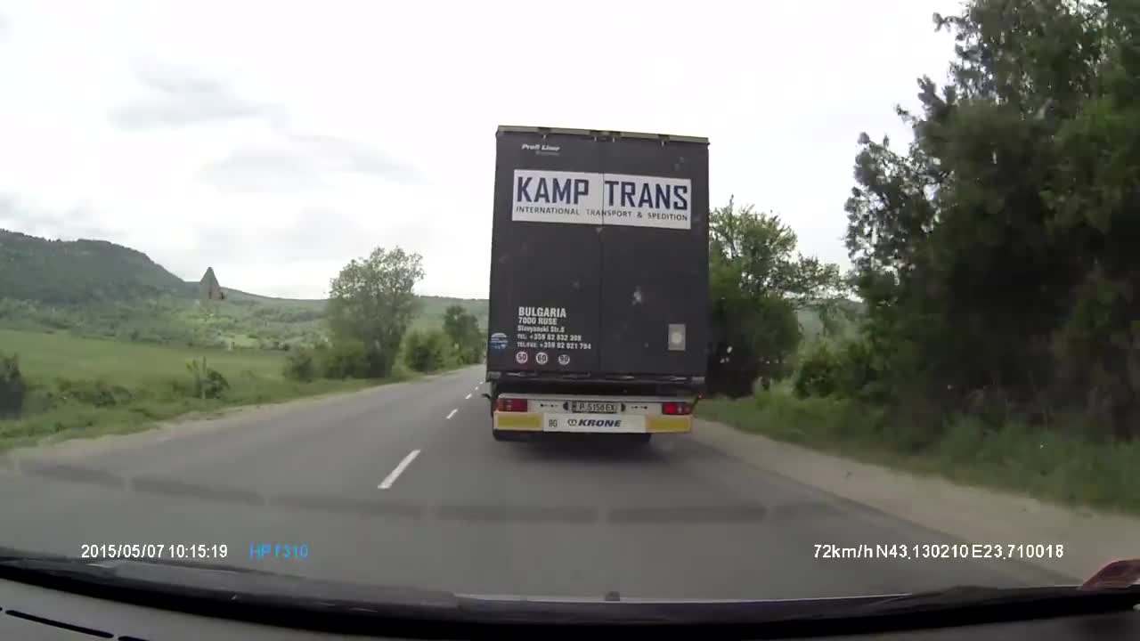 Малоумник изпреварва на Е79 и почти се блъска в камион