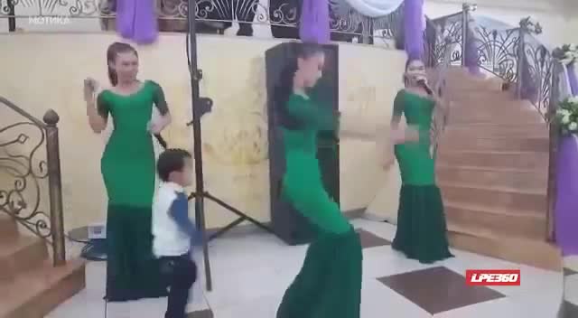 Малък пичага пипа по дупето певица
