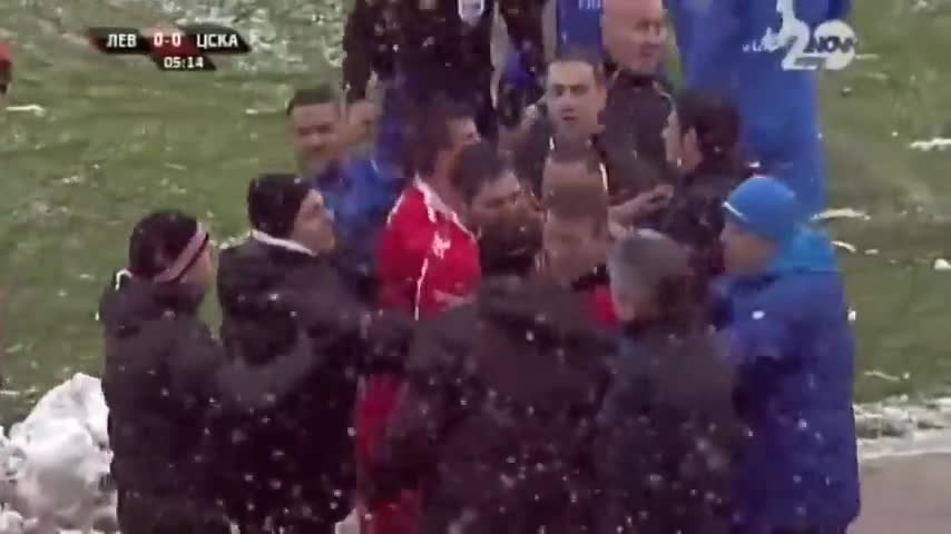 Атака със снежна топка над треньора на Цска Стойчо Младенов.