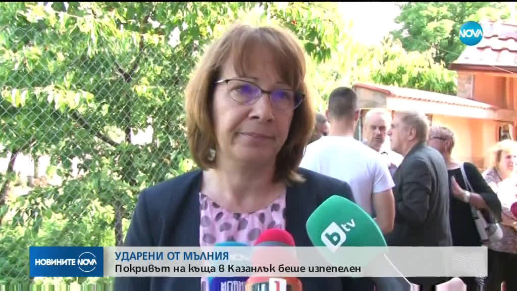 СЛЕД МЪЛНИИТЕ: Къща в Казанлък остана без покрив