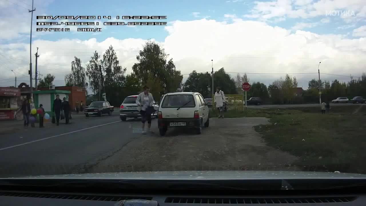 Вижте колко човека ще се поберат в тази малка кола