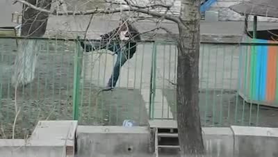 Пияница се опитва да мине през ограда