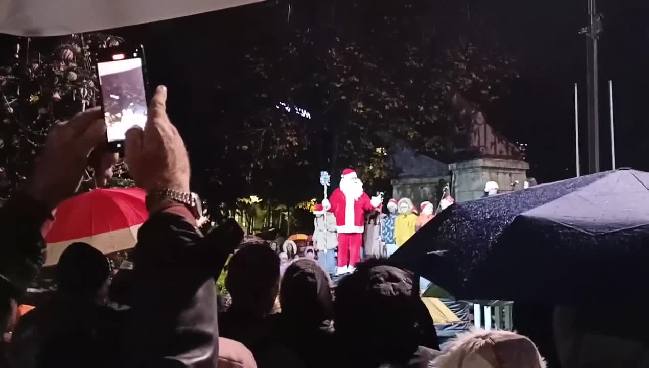 Грейнаха светлините на коледната елха в Плевен