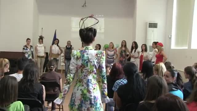 Ученички от Русе създадоха колекция в стил винтидж и траш мода