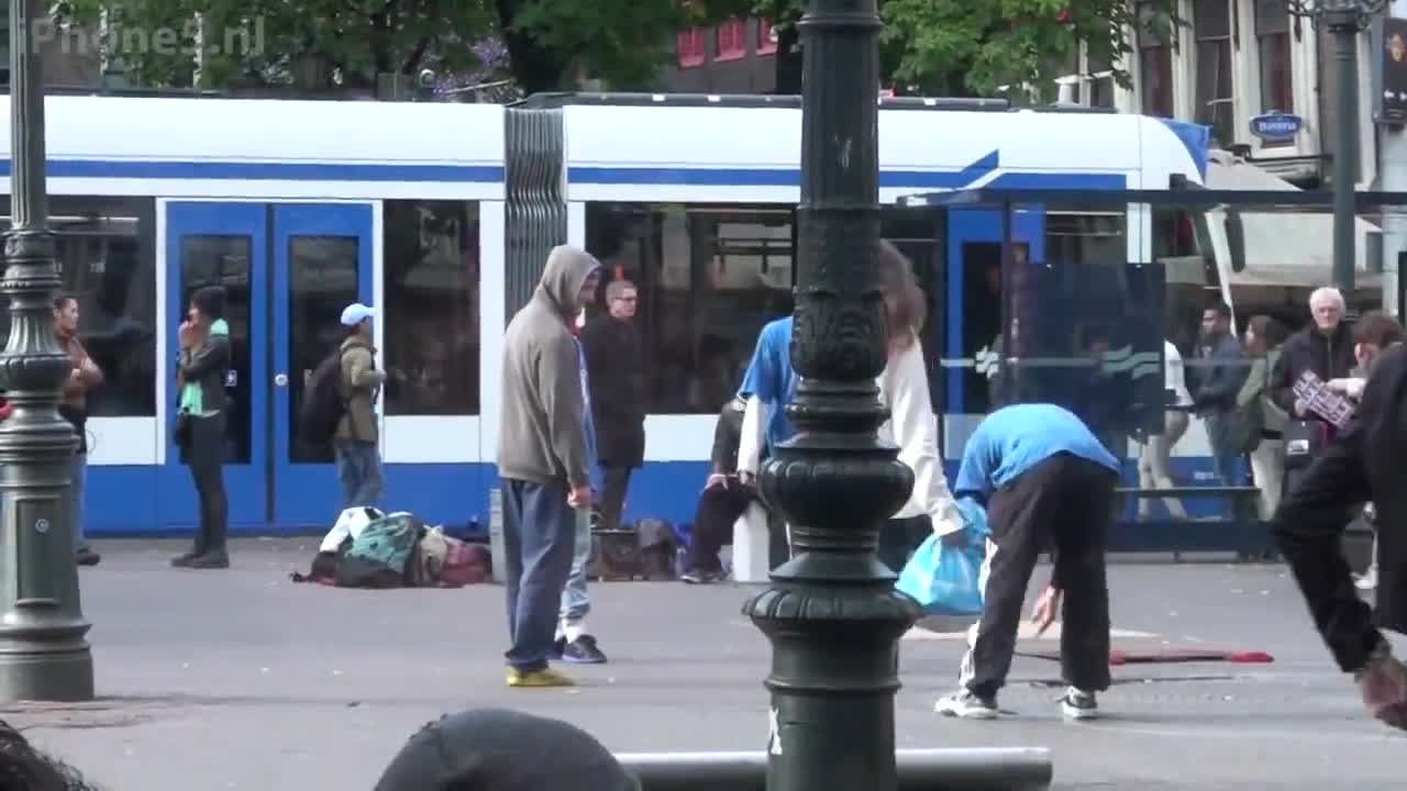 Какво се случва когато има залепен Iphone на земята..