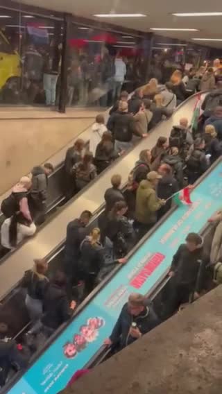 Метрото в Будапеща след края на изборния ден в Унгария