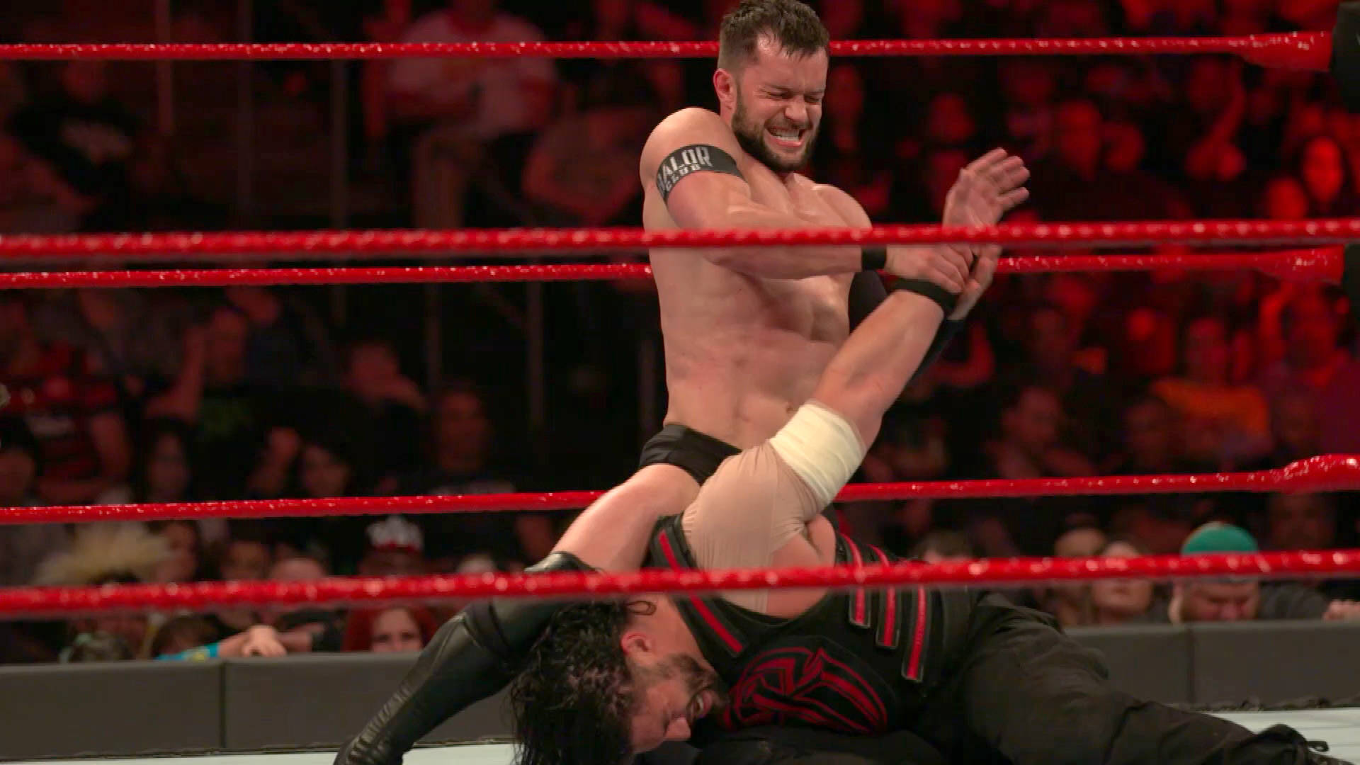 Супер slow-motion видео на Роман Рейнс vs. Фин Балор в Първично: WWE.com 16 Май, 2017