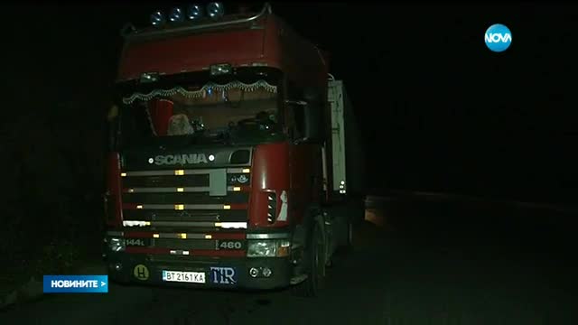Камион със зърно разпиля товара си на пътното платно (ВИДЕО)
