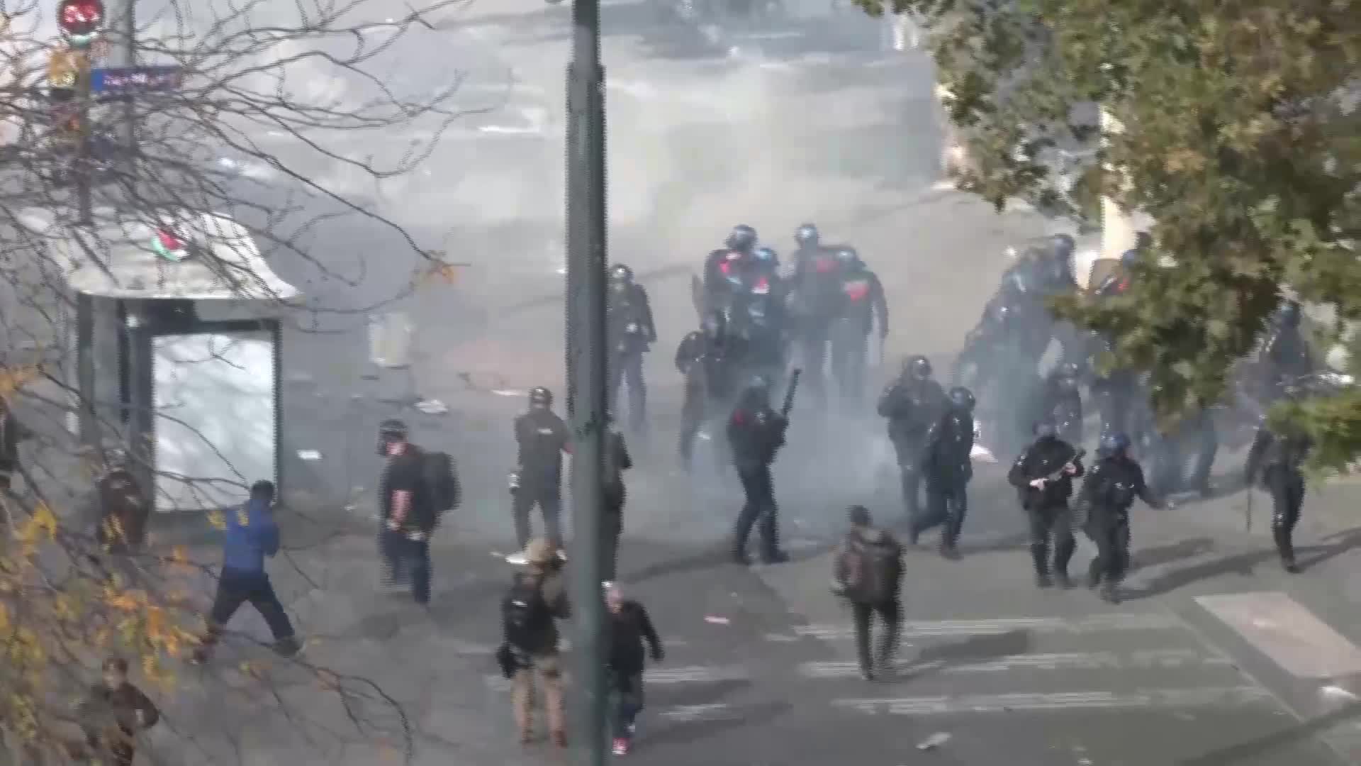 Протестите в Париж, Лион и Страсбург прераснаха в сблъсъци с полицията