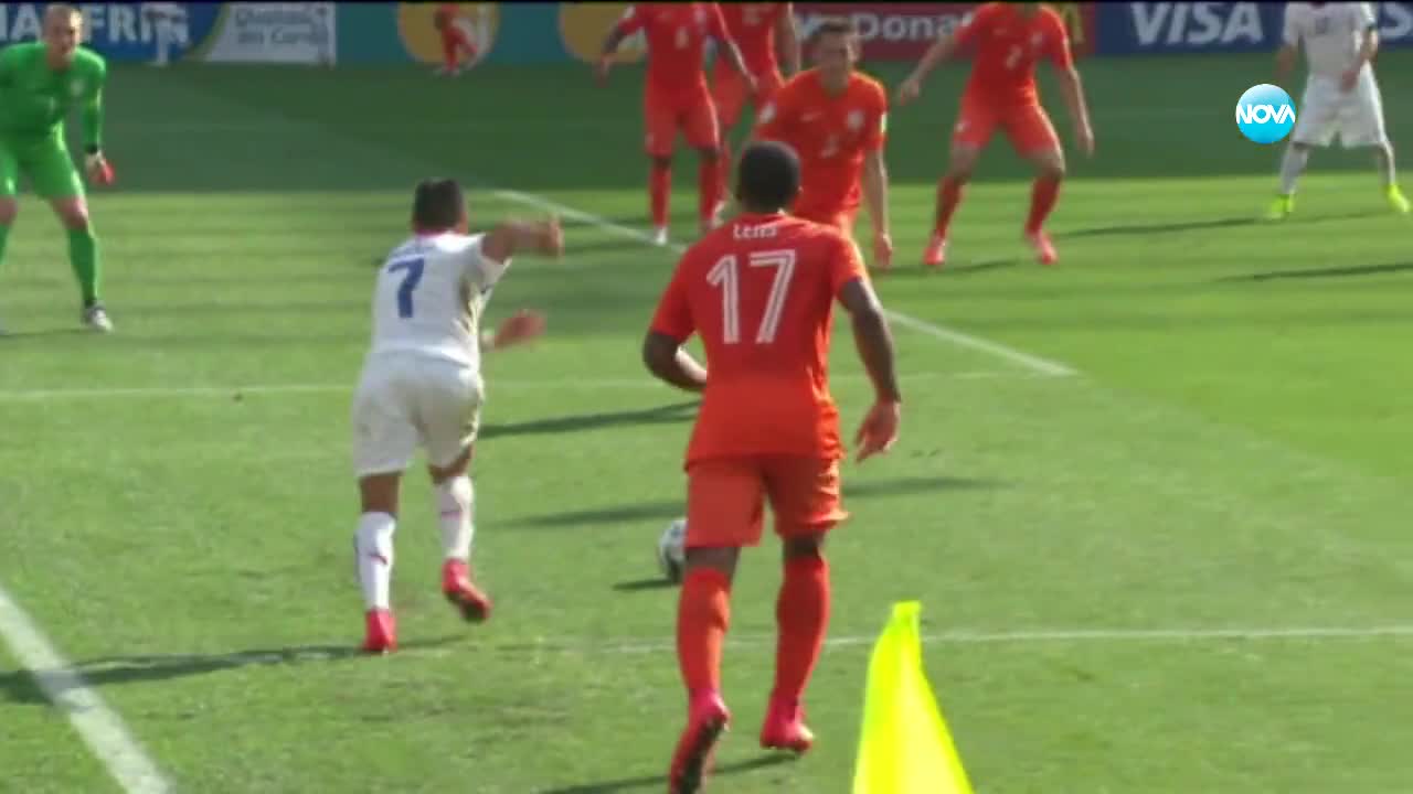 Холандия победи Чили с 2:0