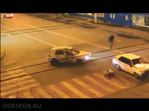 Такава катастрофа не сте виждали! На единия му беше за малко, а другите двама оцеляха като по чудо!