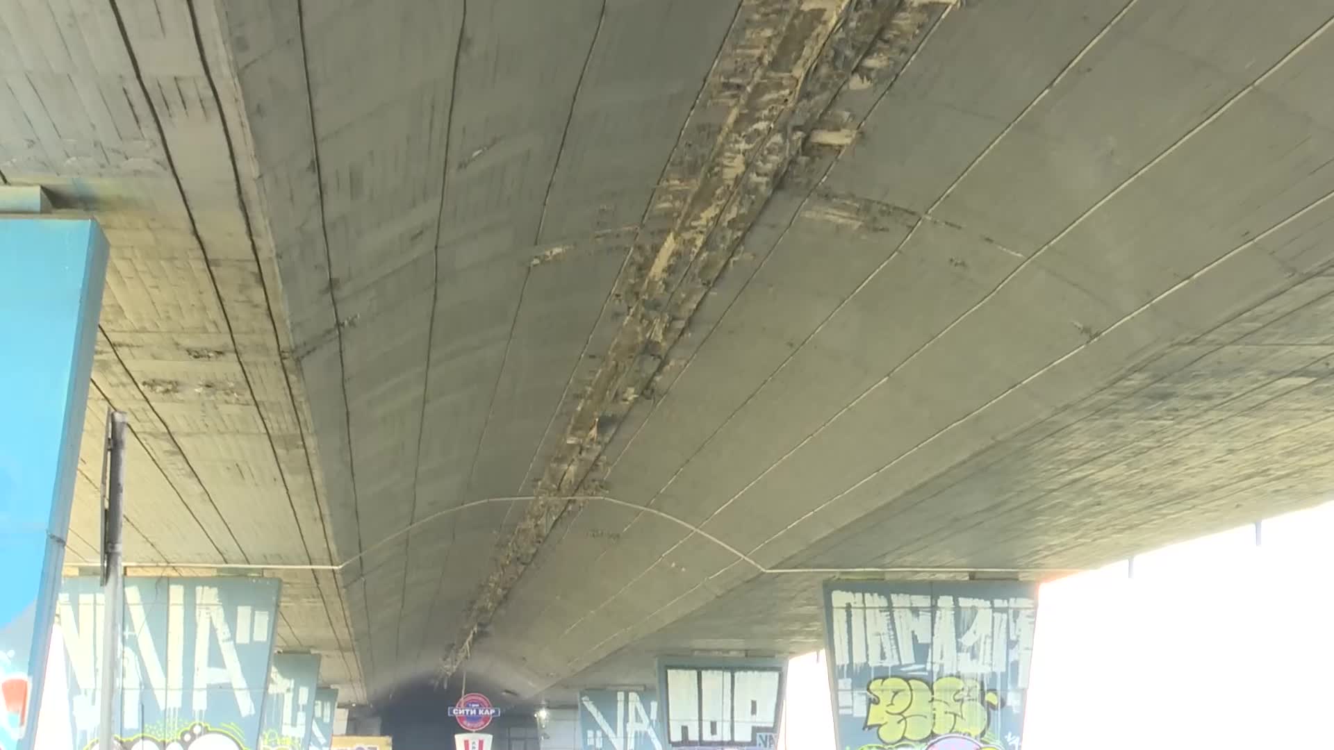 Парче от мост падна върху кола в София