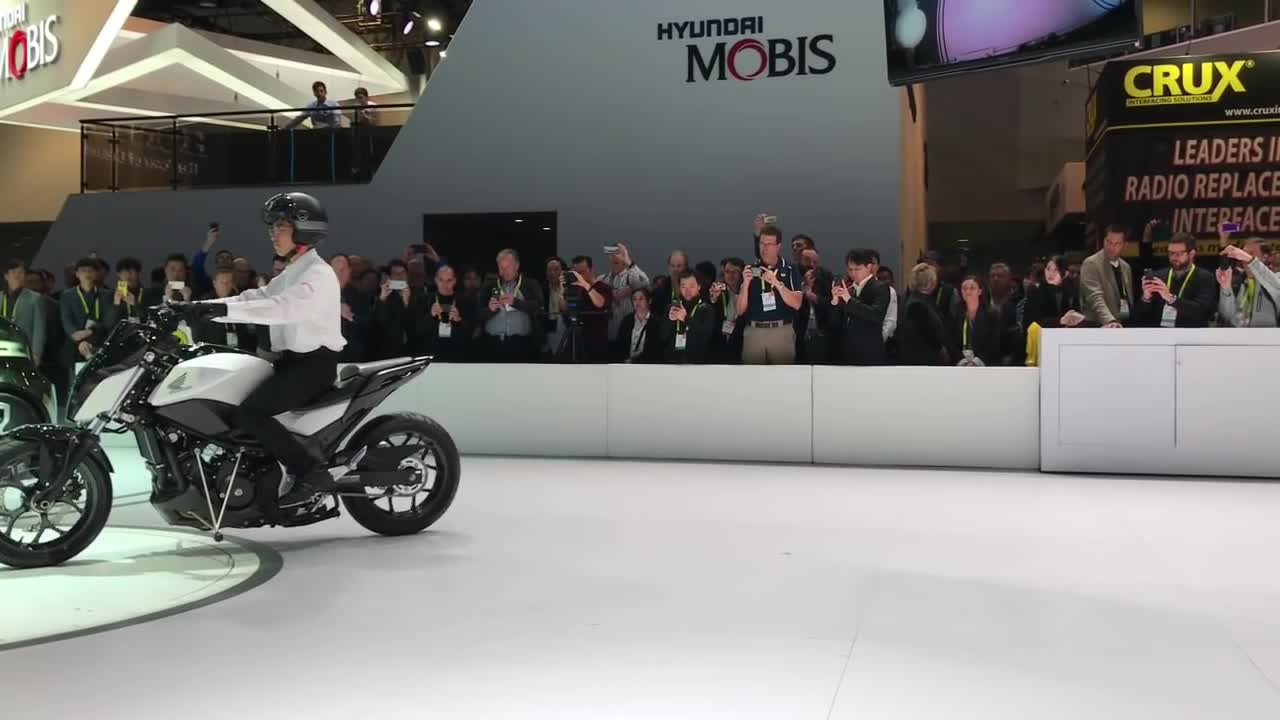 Самобалансиращ мотоциклет от Honda-2017
