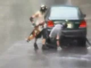 Момче Със Скейт Се Удря Брутално в Кола