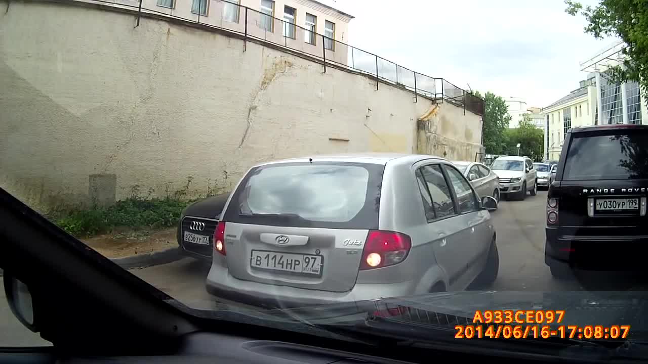 Момче влиза в положение на бременна жена шофьор