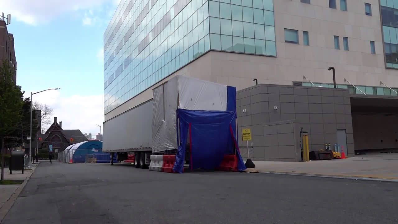USA: More refrigerated trucks parked at NYC's Queens hospital to store bodies of coronavirus victims