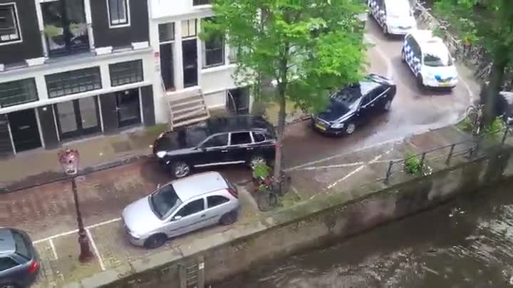 Ето с кого автоджигит си прави гонка по улица в Амстердам !