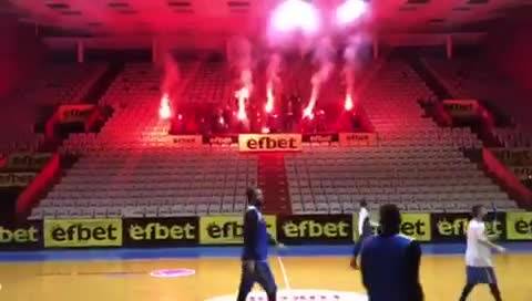 Фенове надъхаха баскетболистите на Левски за дербито с Балкан