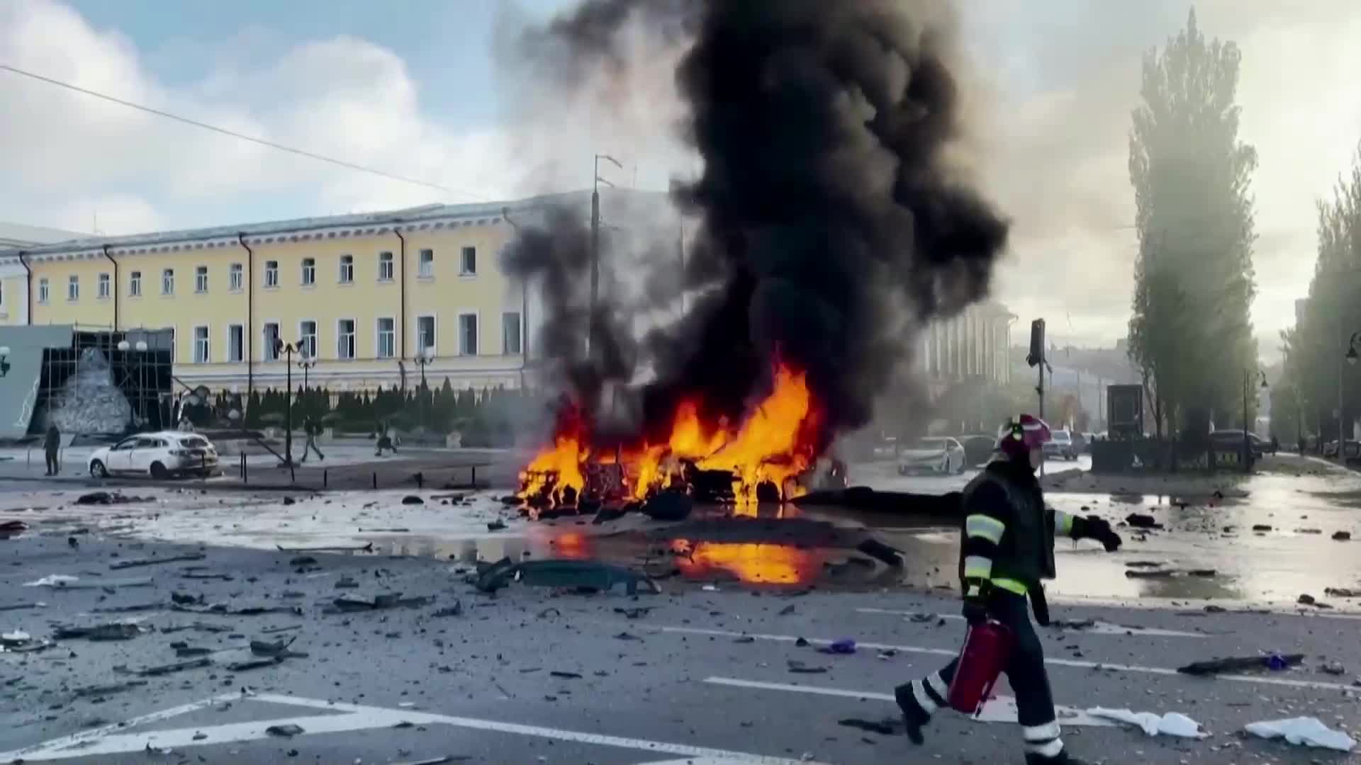 УЖАСЯВАЩИ СЦЕНИ ОТ ВОЙНАТА: Разрушенията в Киев след серията ракетни удари