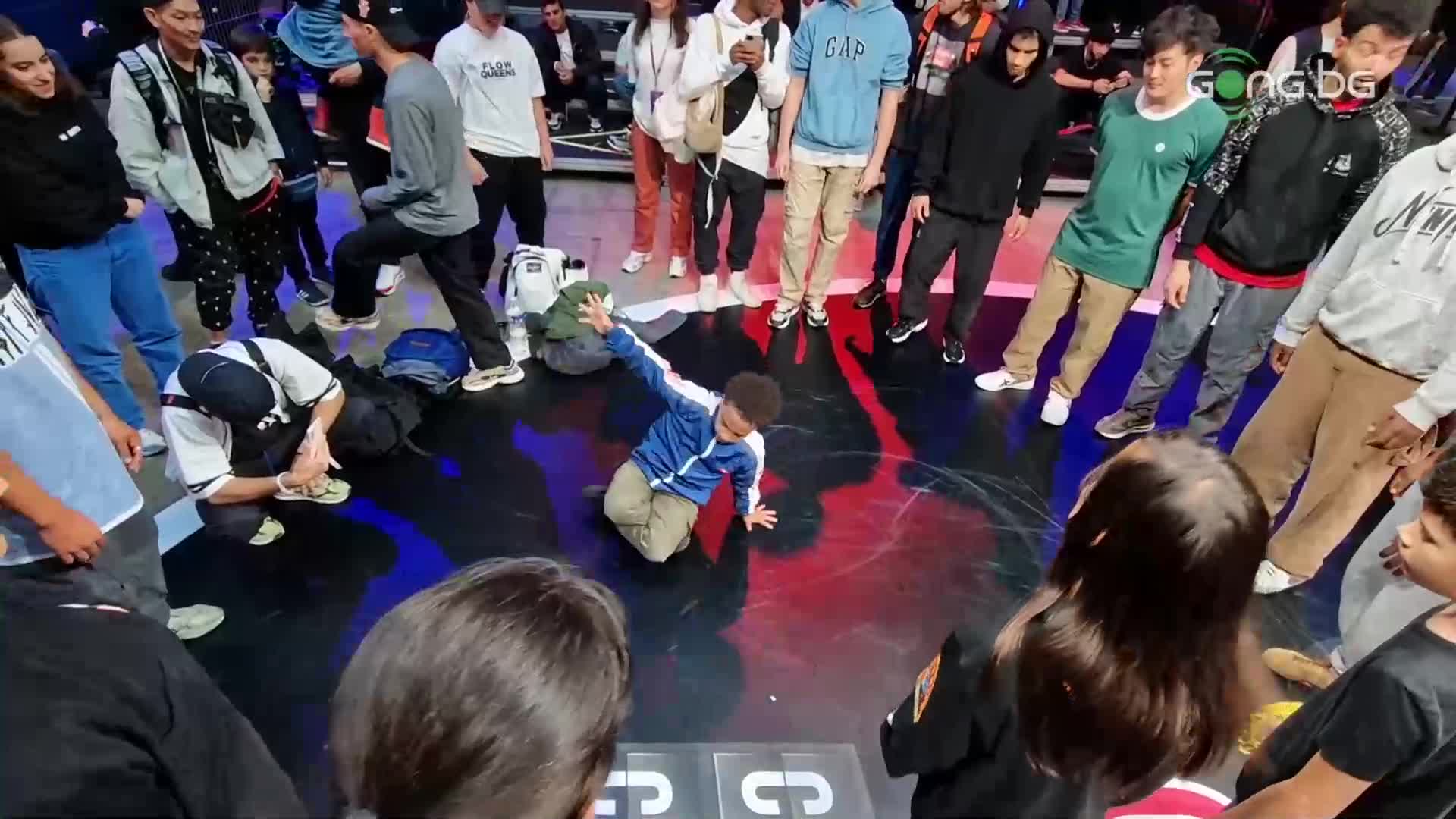 Брейк таланти се забавляват преди началото на Red Bull BC One Last Chance Cypher