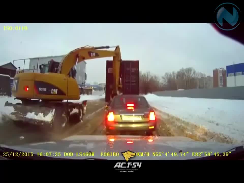 Ето това се нарича истински джентълмен на пътя! Багер помага на закъсал камион да потегли